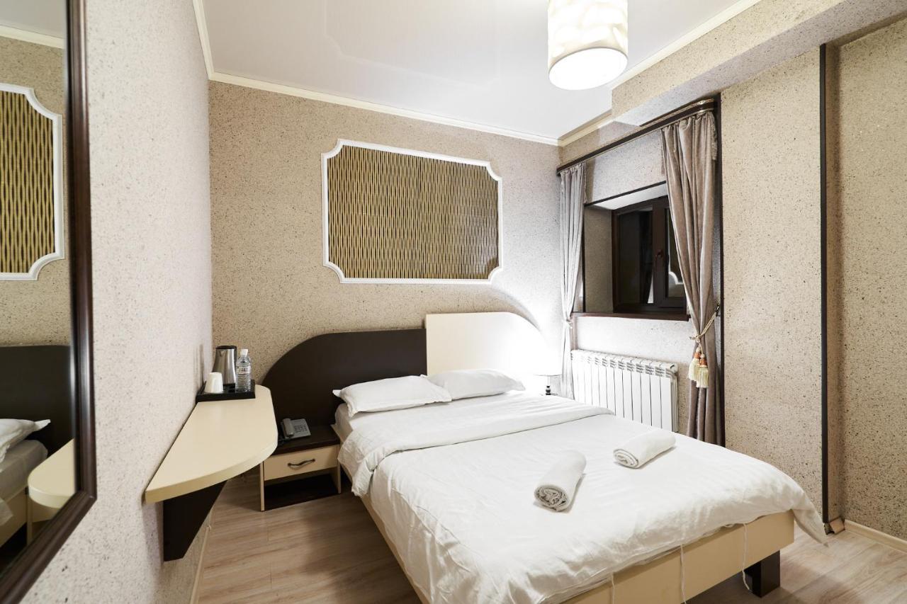 7 Days Hotel Алмати Екстер'єр фото